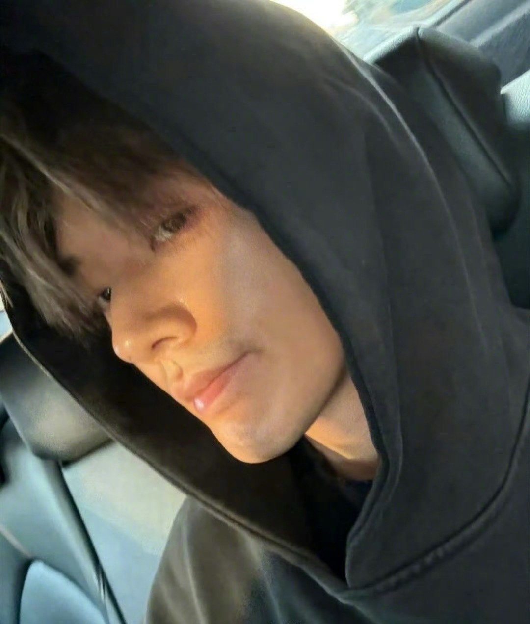 邓为最新的营业照，好久不见他，这是在开始走硬汉道路了吗？ 