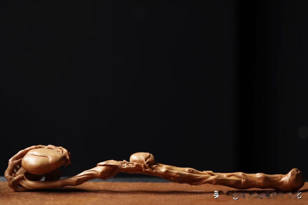 有些题材，一说出来就很“满”，
但真正耐看的，是它有没有收住。

这件寿桃如意，