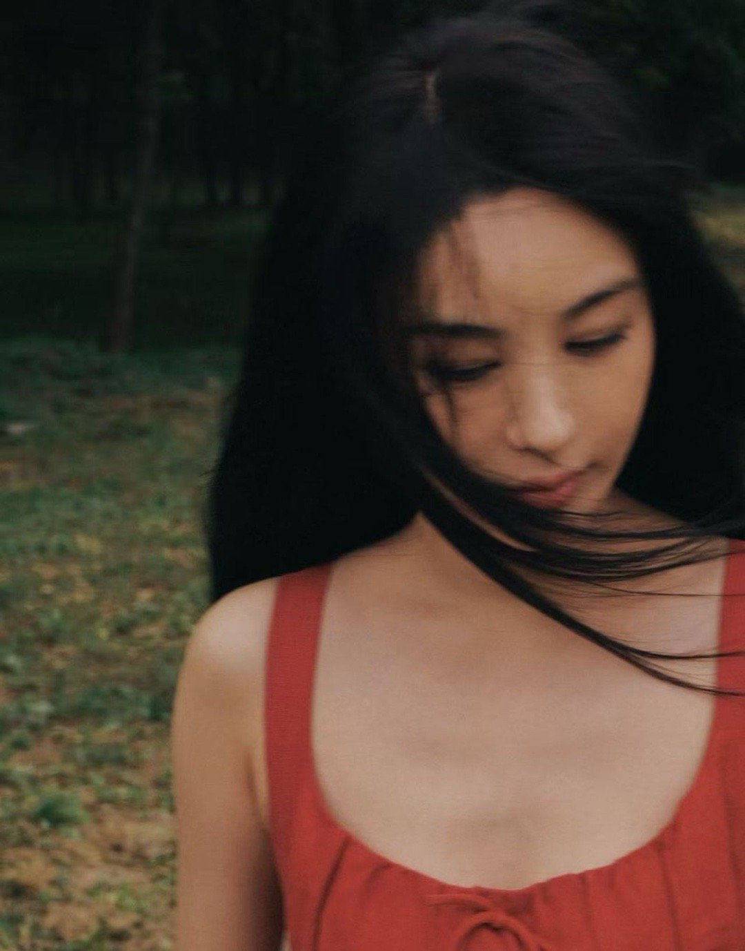 李菲儿美得好有生命力 谁被李菲儿的生日红裙照惊艳了？她站在镜头前，自带旷野奔跑的