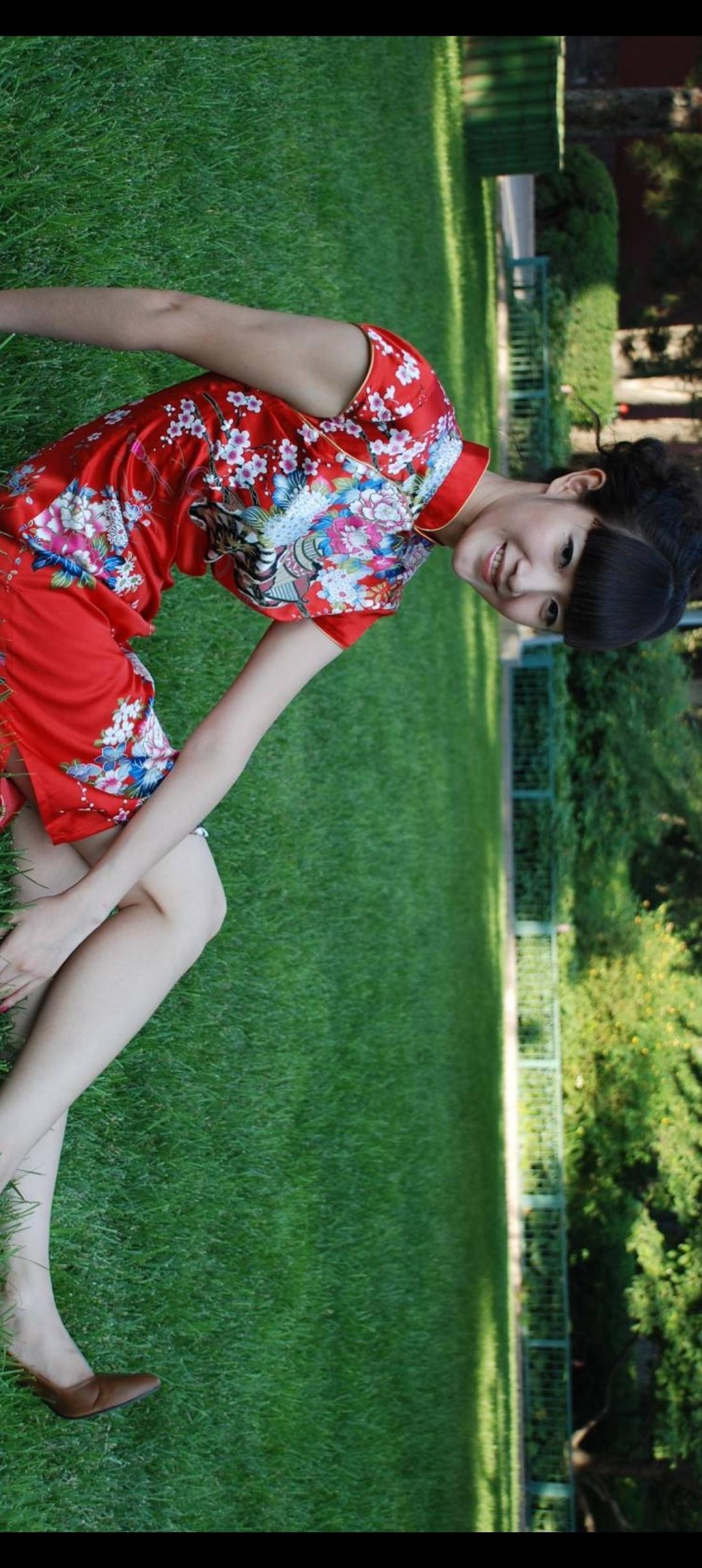 红衣少女坐绿草，微笑如花绽，清新自然美！