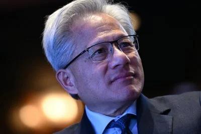 “穷苦出身创造神话？”黄仁勋在接受著名播客主持人罗根访问时，透露年少时帮逾百人洗