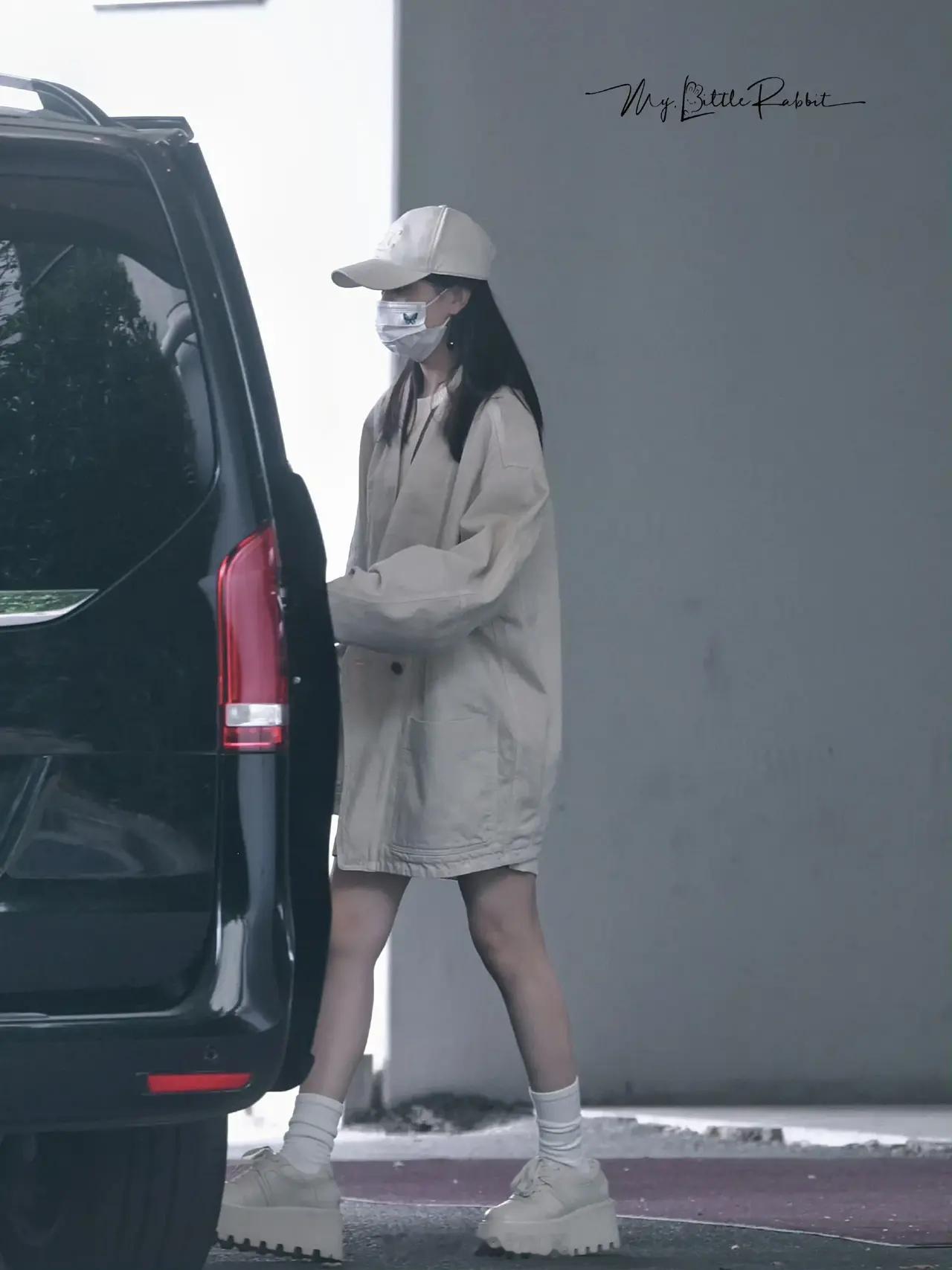 赵丽颖上海到达，长款外套➕厚底鞋，露腿装感受到夏天的气息了，私服好舒适，好好看。