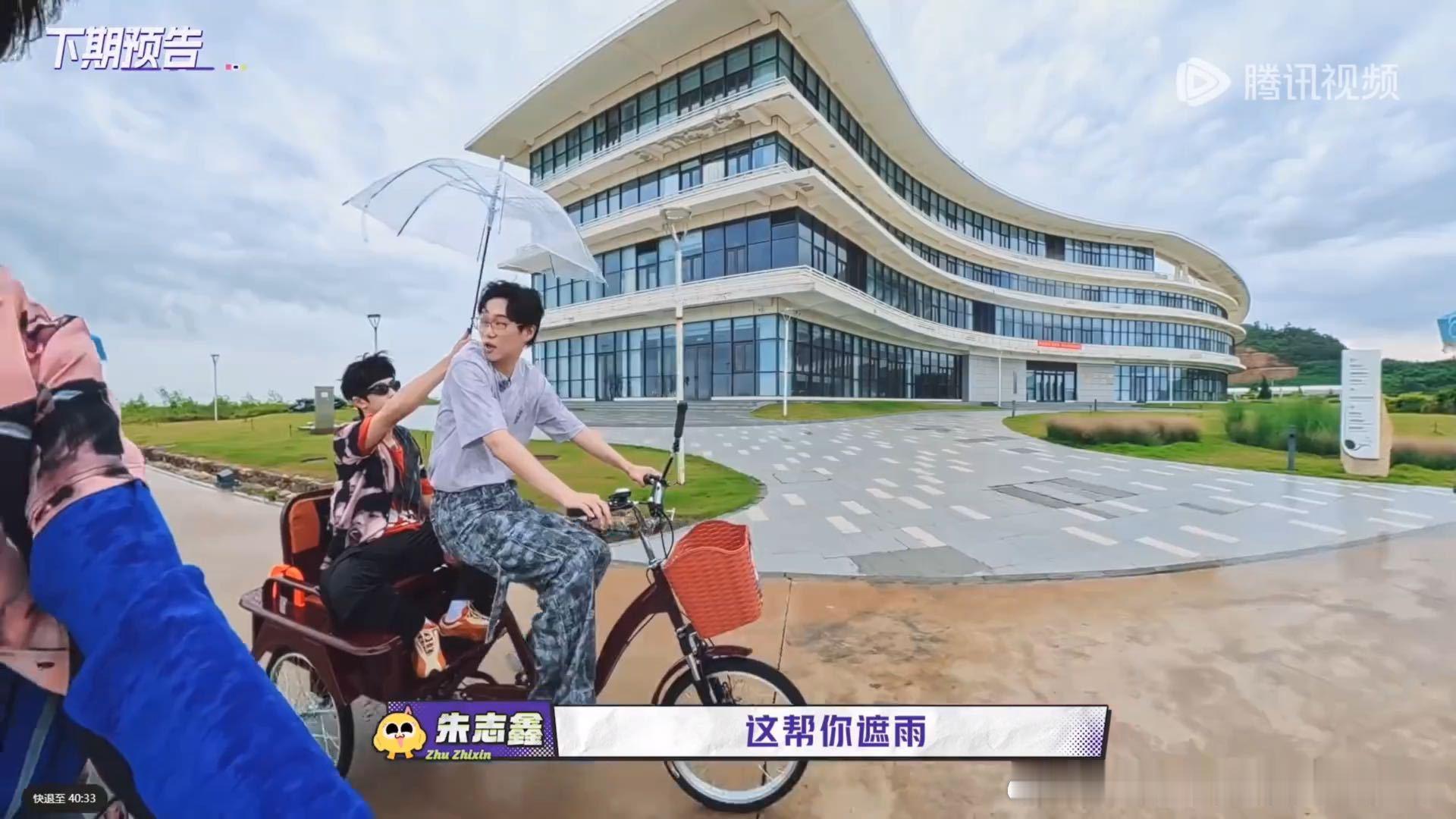 朱志鑫给李飞撑伞朱志鑫淋着雨给李飞撑伞一路向海的少年 朱志鑫淋着雨给李飞撑伞，李