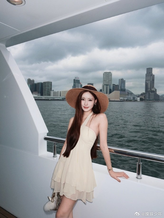 小S二女儿晒香港旅行照 小S二女儿晒香港之旅美照，好漂亮呢~  小S二女儿晒香港