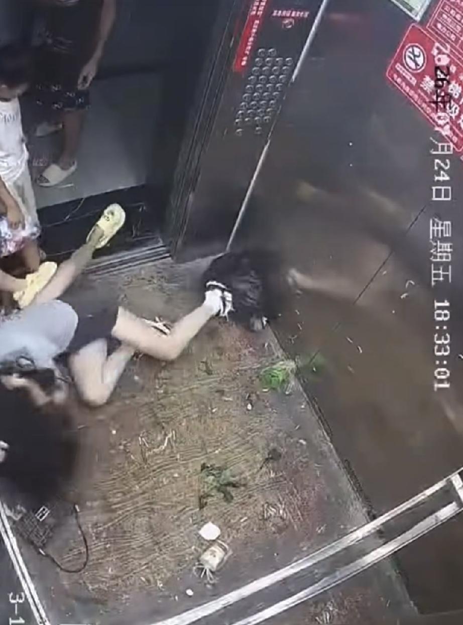 电梯事件，其实最让人气愤的不是那个挡电梯的男孩，也不是那个催人的女孩，而是那个亲
