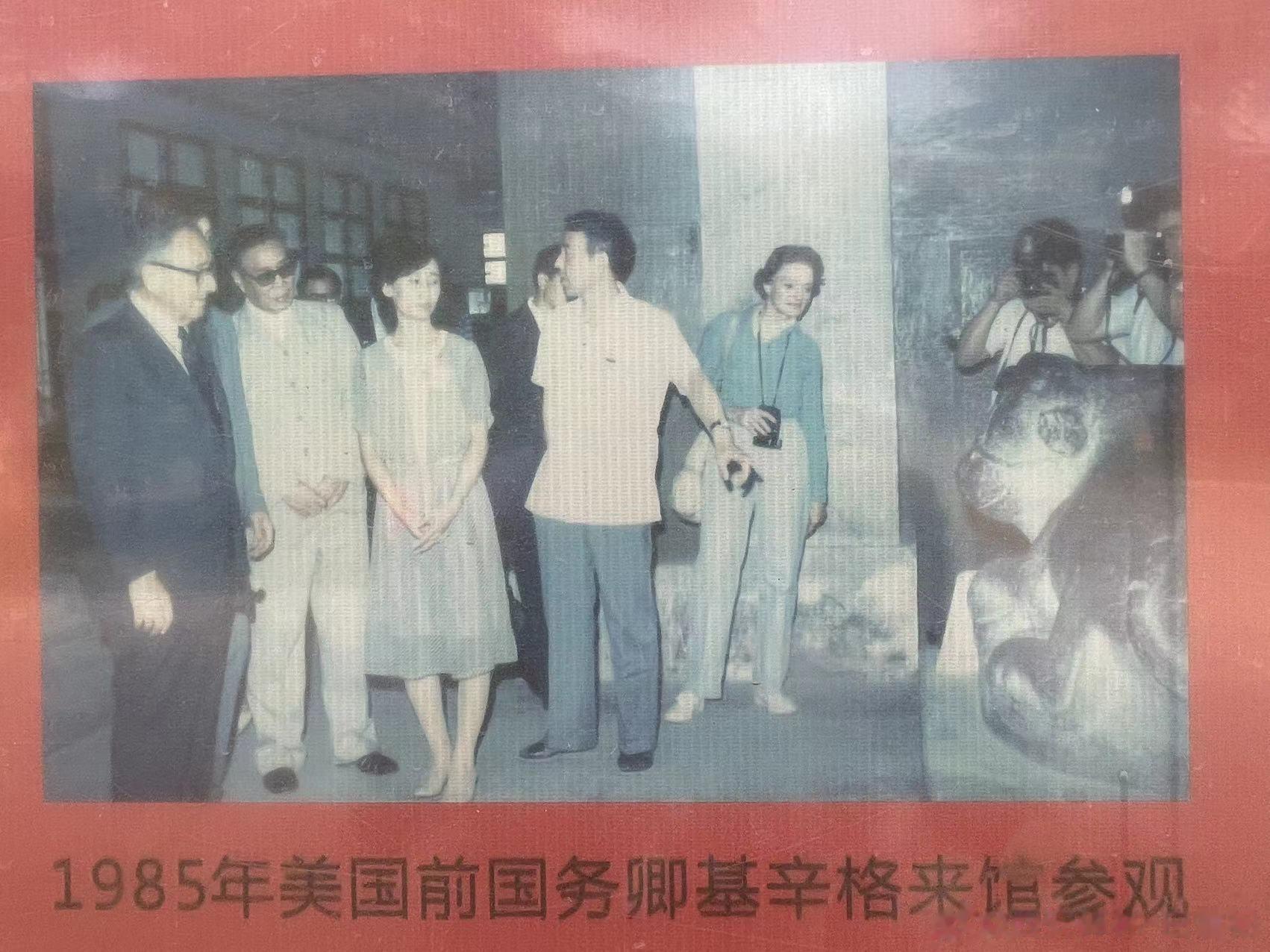 基辛格1985年也来西安碑林参观了来着，碑石书法估计不太好讲，在这件文物前驻足良