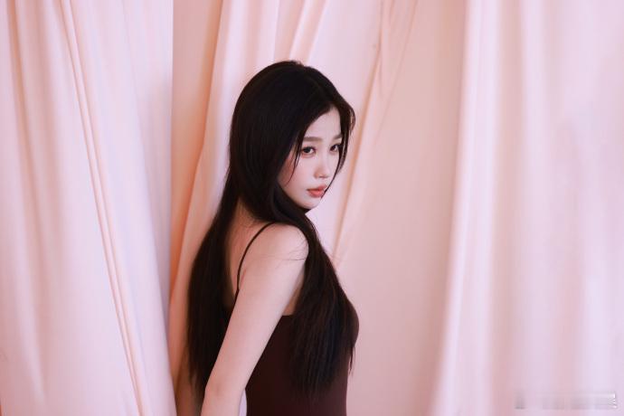 #虞书欣美拉德黑长直##虞书欣冷艳风# 虞书欣美拉德黑长直的出现令人为之倾倒，其