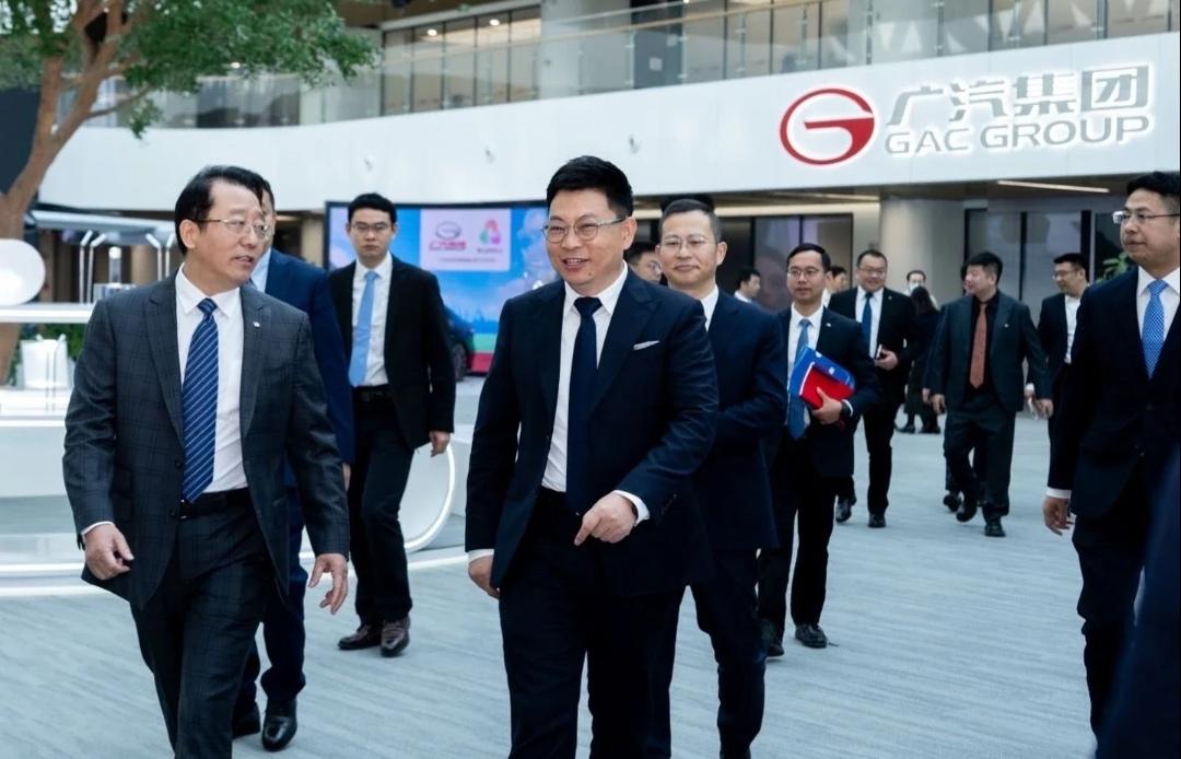 这两天，华为余承东先生带着团队跑到广汽那边去了。

照片里的老余还是老样子，西装