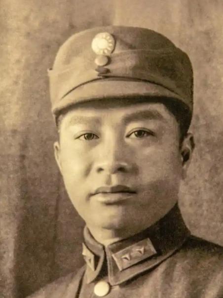 1912年，叶挺被迫娶了童养媳黄春，新婚夜，他被父亲警告：“给我好好圆房，给叶家