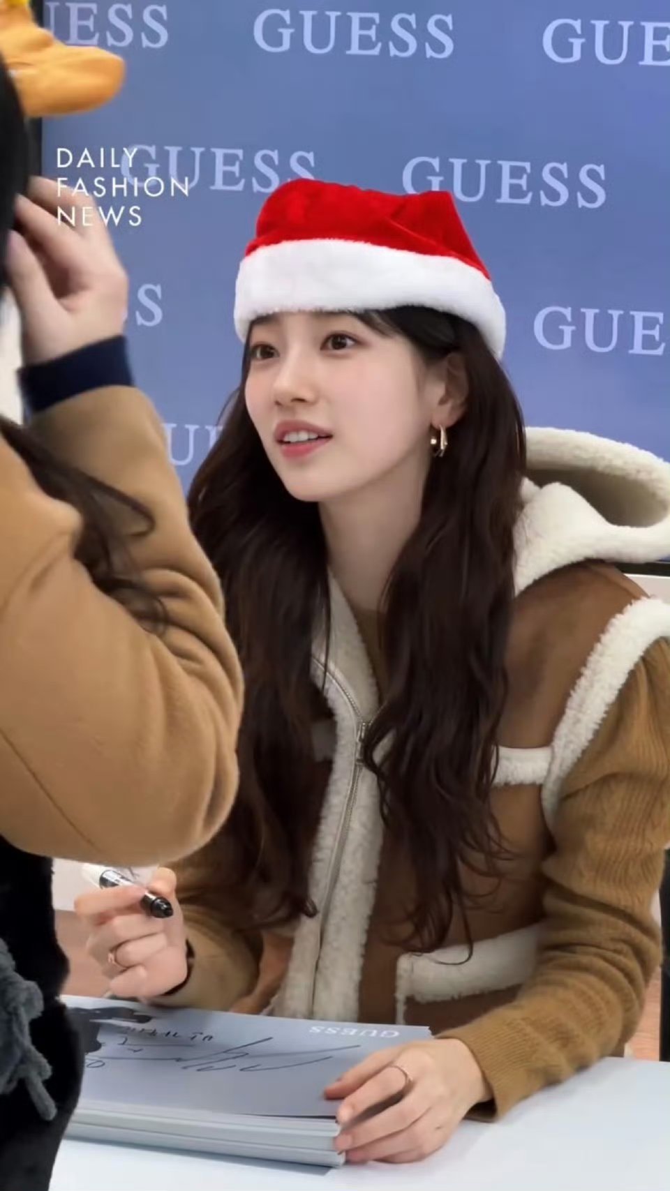 裴秀智圣诞老人造型 谁跟圣诞老人许愿要纯情女孩的，裴秀智差点就来把我抓走了[酷]