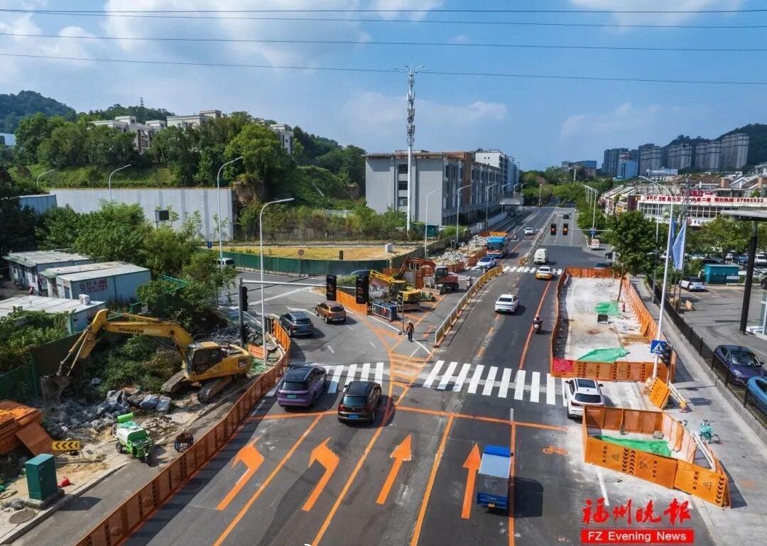 在临时人行天桥拆除后，目前上述路段正在开展路面恢复施工，梅峰路（保福路—龙峰宾馆