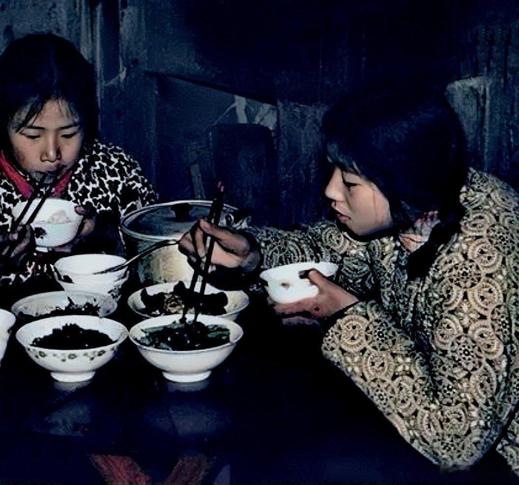中国大陆1970年代末期插队返城后在家等待分配工作的小姐姐 