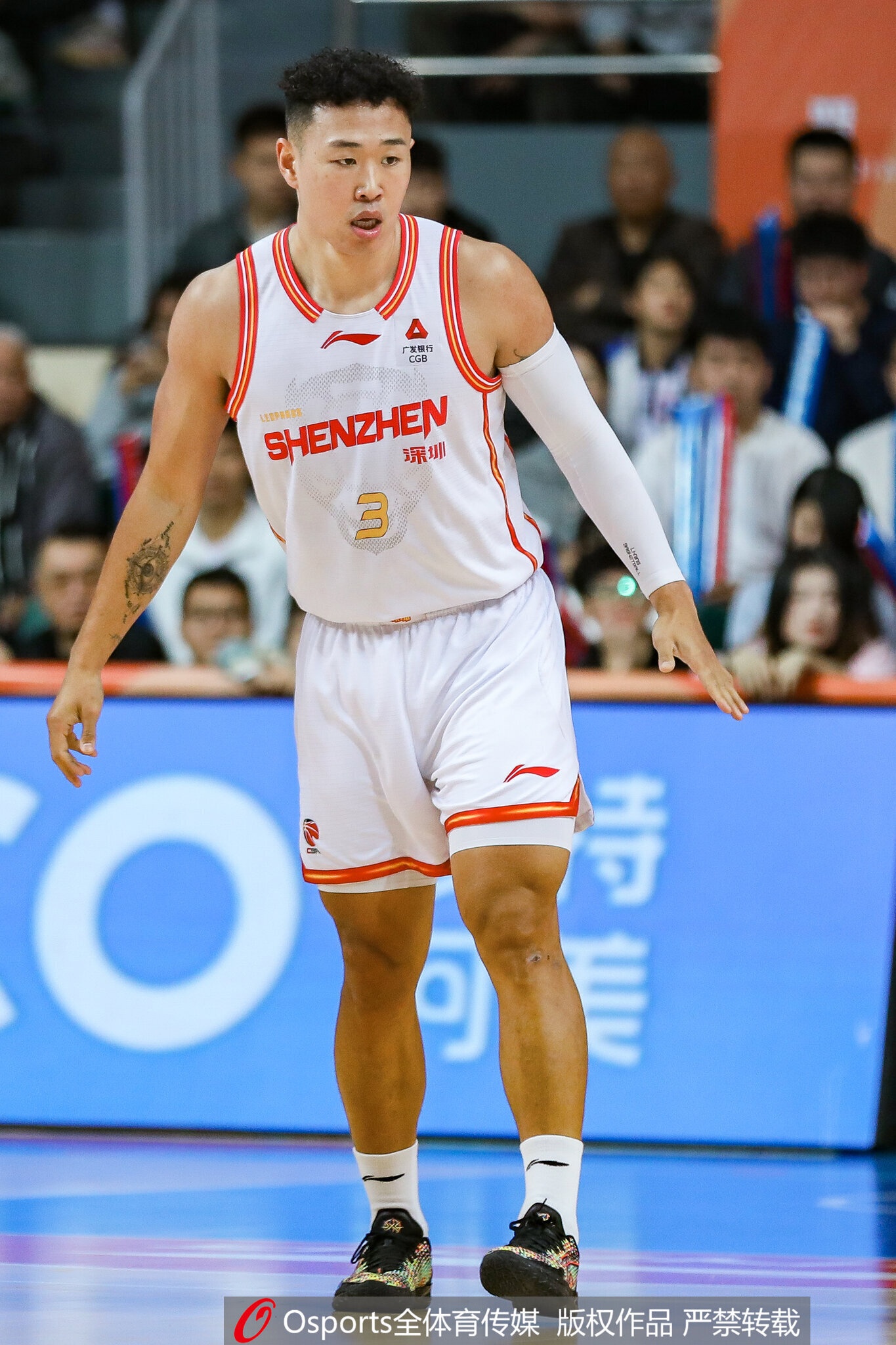 美中不足是外线不开！贺希宁11中5拿11分7板6助5断 但三分5中0