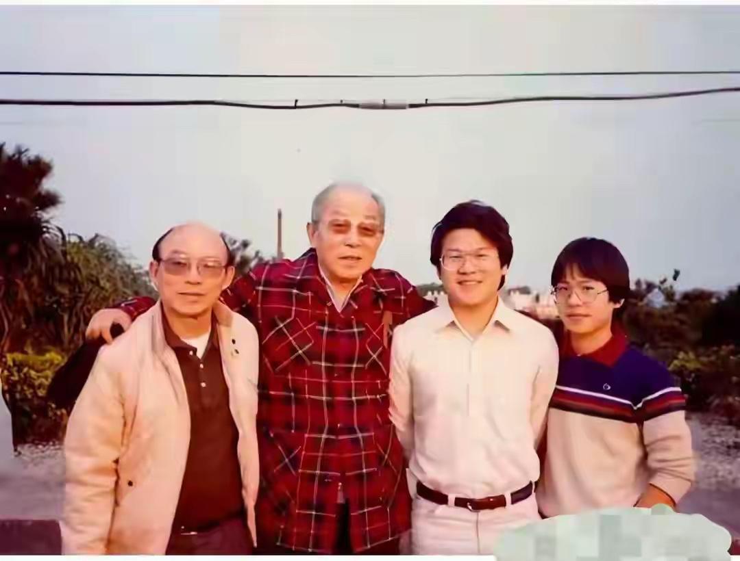 1993年，重获自由的张学良与儿子张闾琳及两个孙子，在美国罕见合影

张闾琳是张