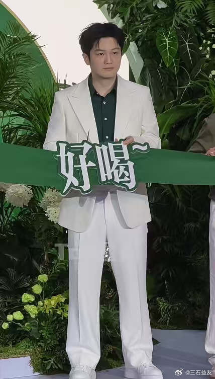 樊振东现场笑着回应球迷欢呼 这么一看现场真的好多人啊...尤其是樊振东出场那欢呼