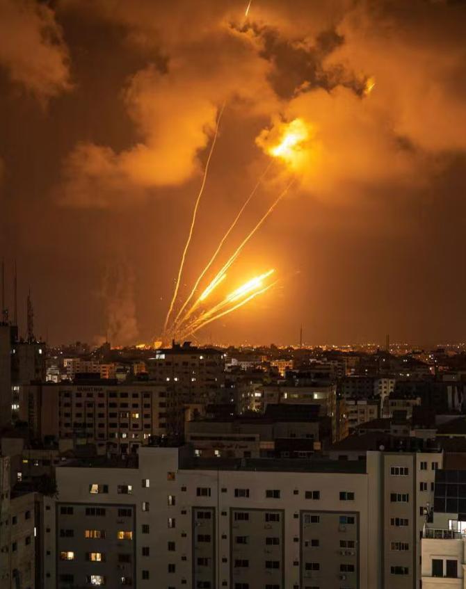 从嚣张到狼狈！以色列终于承认，在12天战争中，有75枚伊朗中程弹道导弹直接命中以