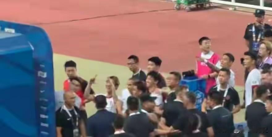 韦世豪就比了手势罢了，做错了什么！

现在，他遭遇了严重的网暴，也被中国足协停赛
