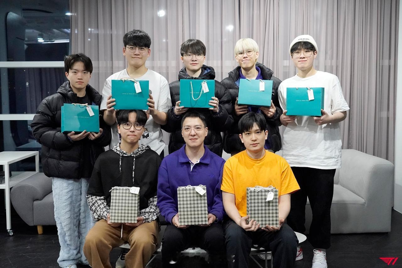 T1更新动态，与粉丝礼物合影的选手们~
Gumayusi放礼物的方式有点坏[繁花