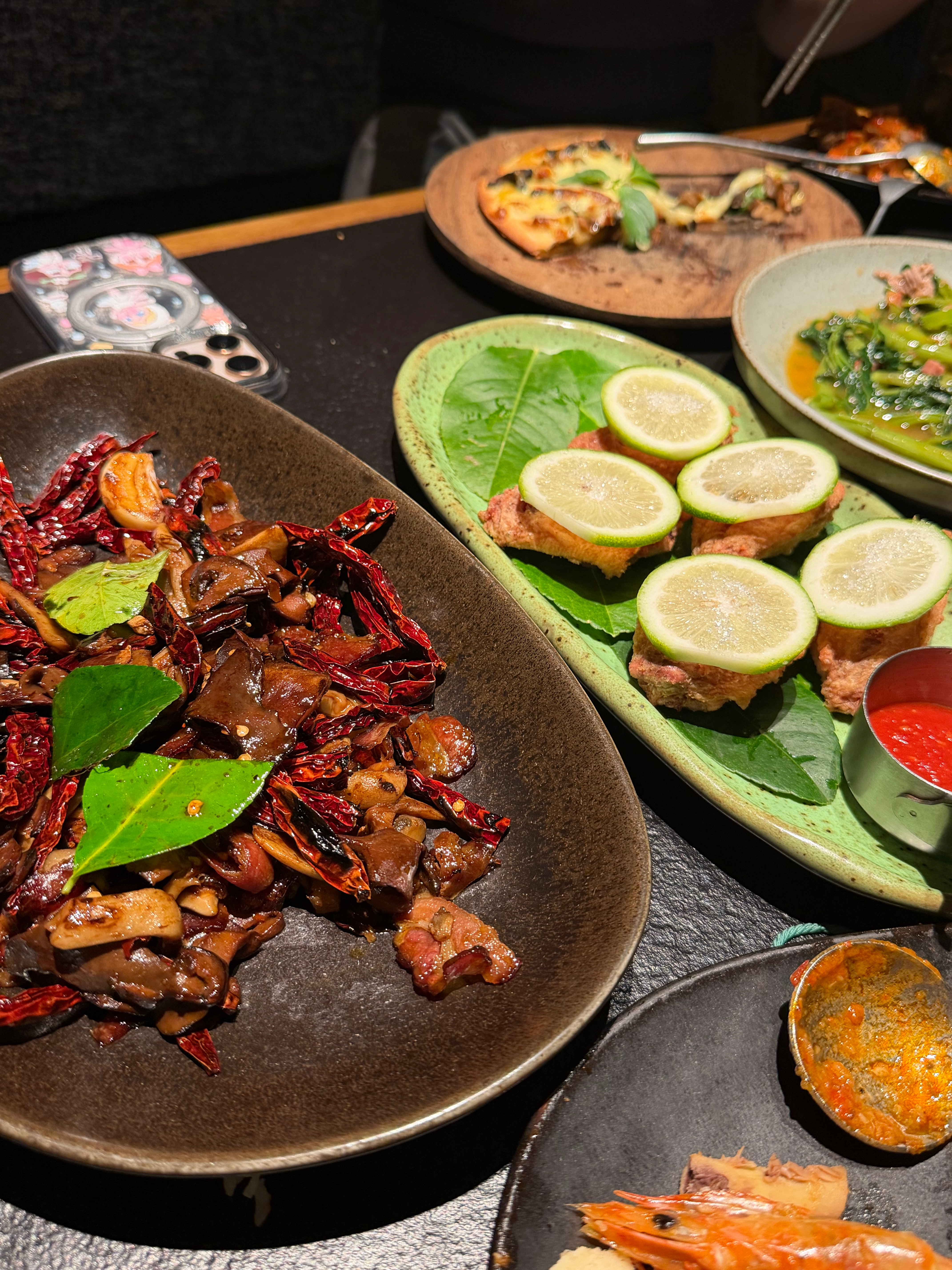 小助理狠狠撕咬食物🥘 
