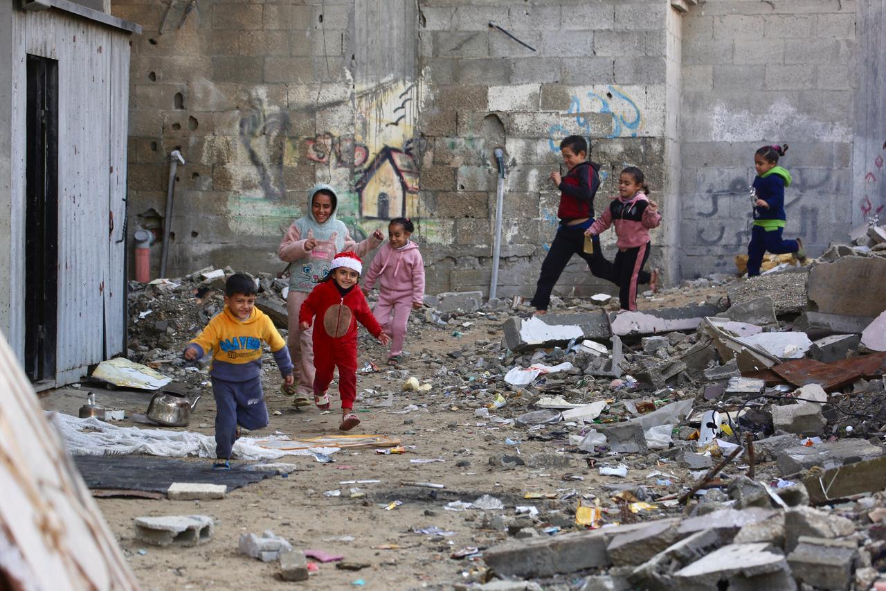 当以色列总理内塔尼亚胡发出威胁之际，以色列军队在加沙地带发动袭击，并造成至少一名