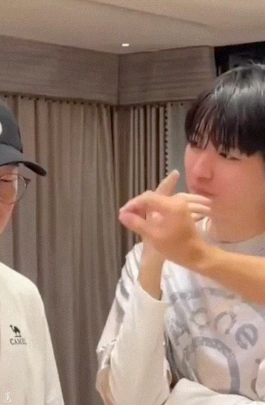 萌鼠啊，杰伦哥说“眼睛睁开，打开海底的最后一张”，xkbb就配合做了个打开👐的