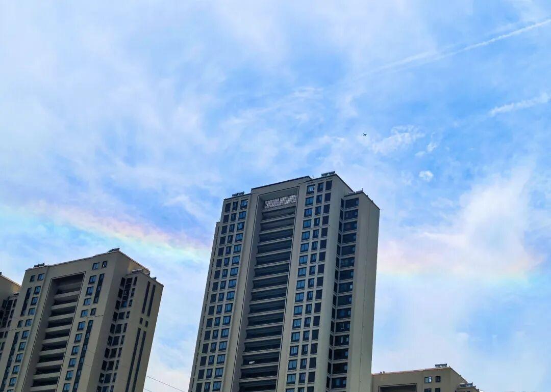 【金坛天空出现绝美一幕】晴空之上，惊喜降临！金坛上空悄然浮现“七彩祥云”。详情请
