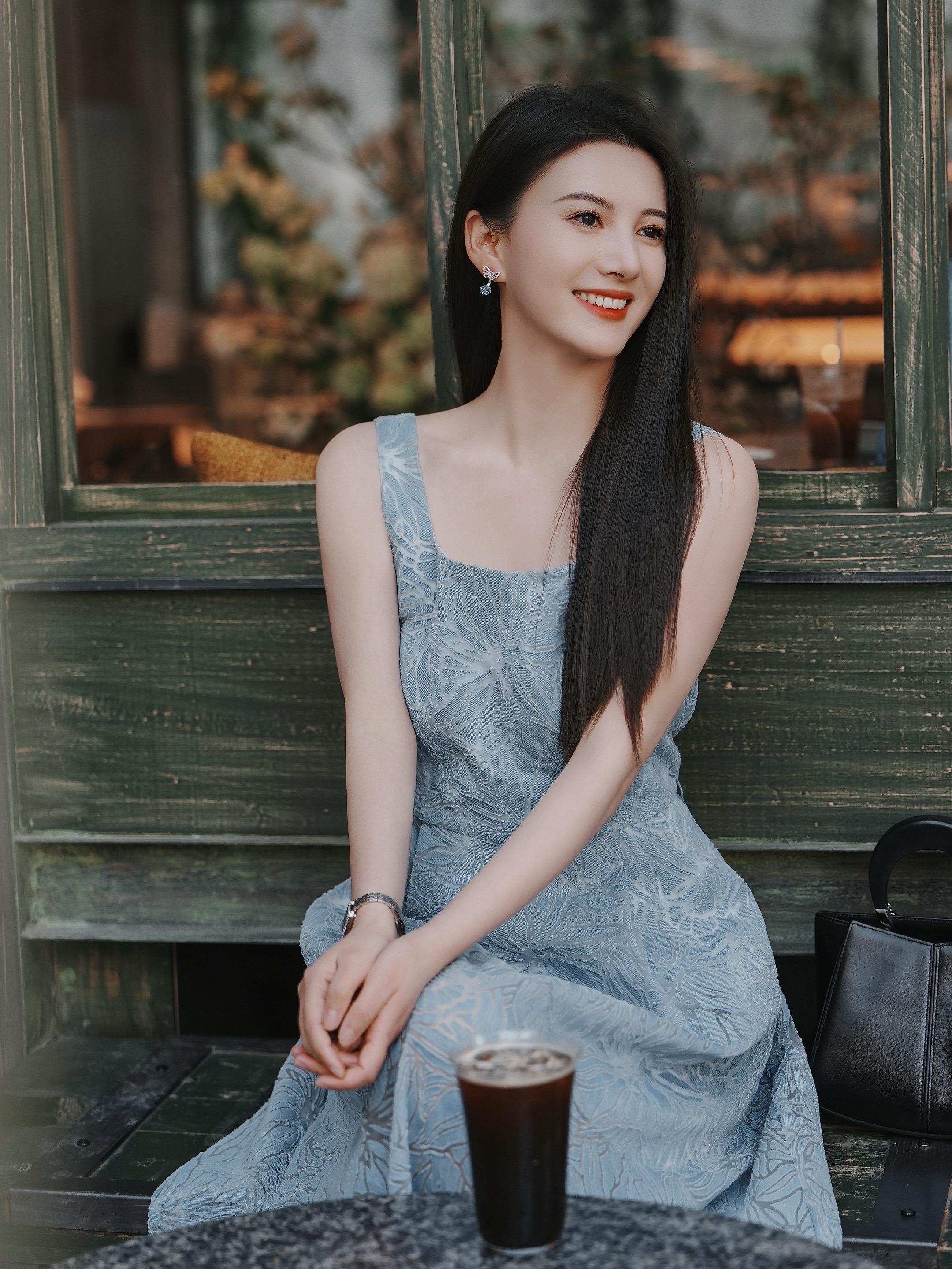 咖啡 阳光 和我 都在等风来。