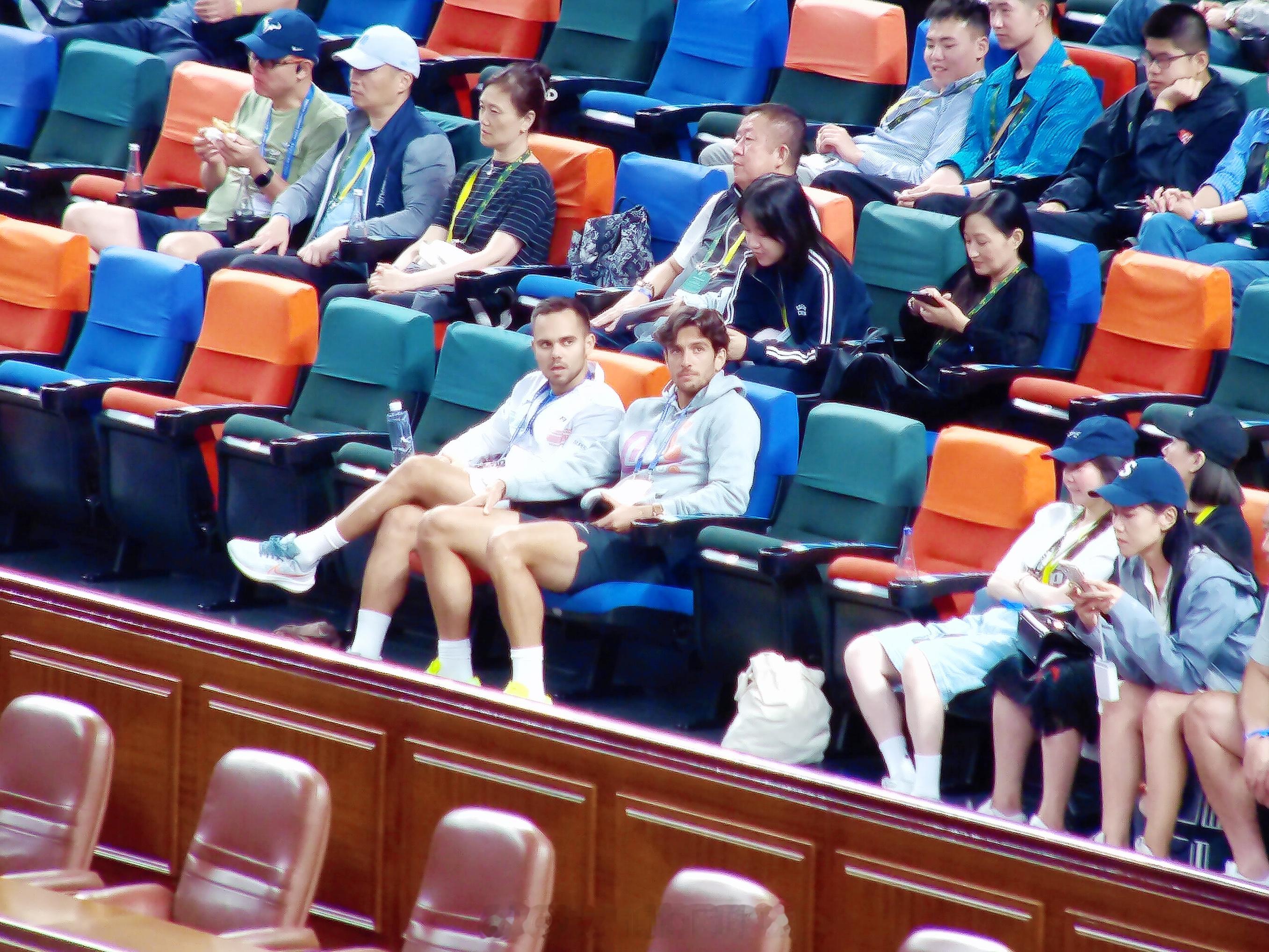 #巡回赛在中国# 今日#上海劳力士大师赛# 第四比赛日，穆塞蒂出现在阿尔卡拉斯对