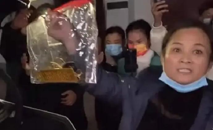 直播镜头晃了一下，朱小伟挠挠头，粉丝问啥时候补办婚礼。
他喉咙里滚出三个字：早没