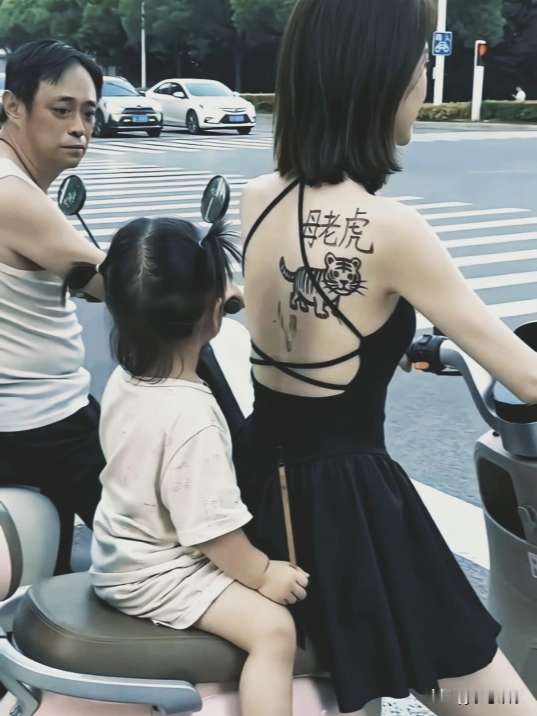 小姑娘不简单，长大后一定是个画家，妹子露背裙直接把「母老虎」身份画在后背上，Q版