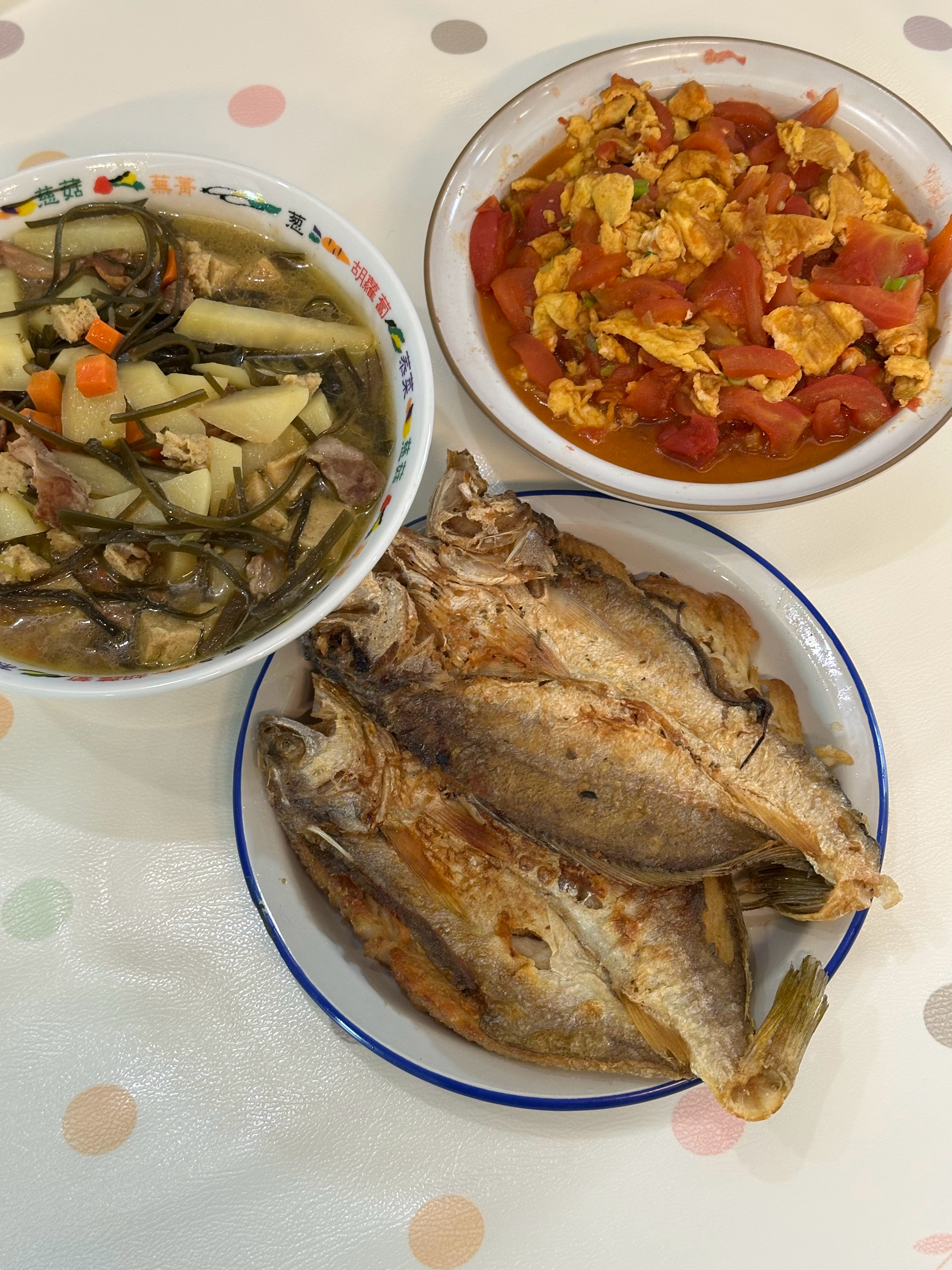 大黄鱼好久没吃了，阿姨今天的鱼煎得太成功两条大家伙全吃没了（四个人）阿糕吃了小半