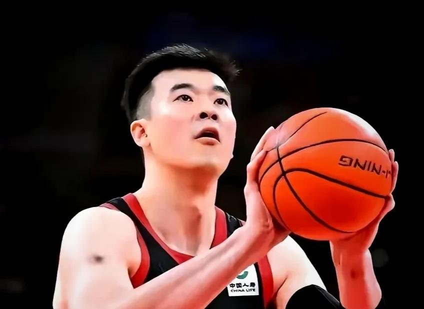 老将传帮带！深圳续约李慕豪是务实布局
 
深圳男篮内线人手紧张，李慕豪的留下，对