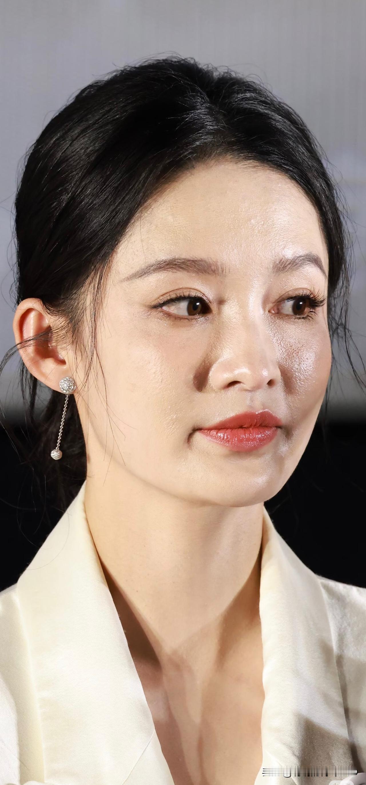 李沁怼脸美拍，近距离感受魅力大方