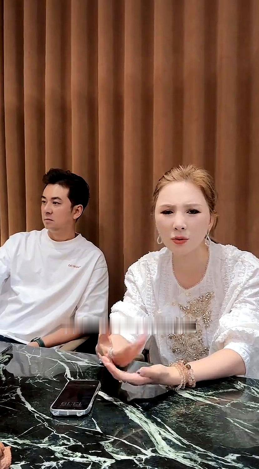 代工厂这回，算是把路嫂又推到了风口上。
前脚自己做工厂赔过钱，后脚委托生产又撞上