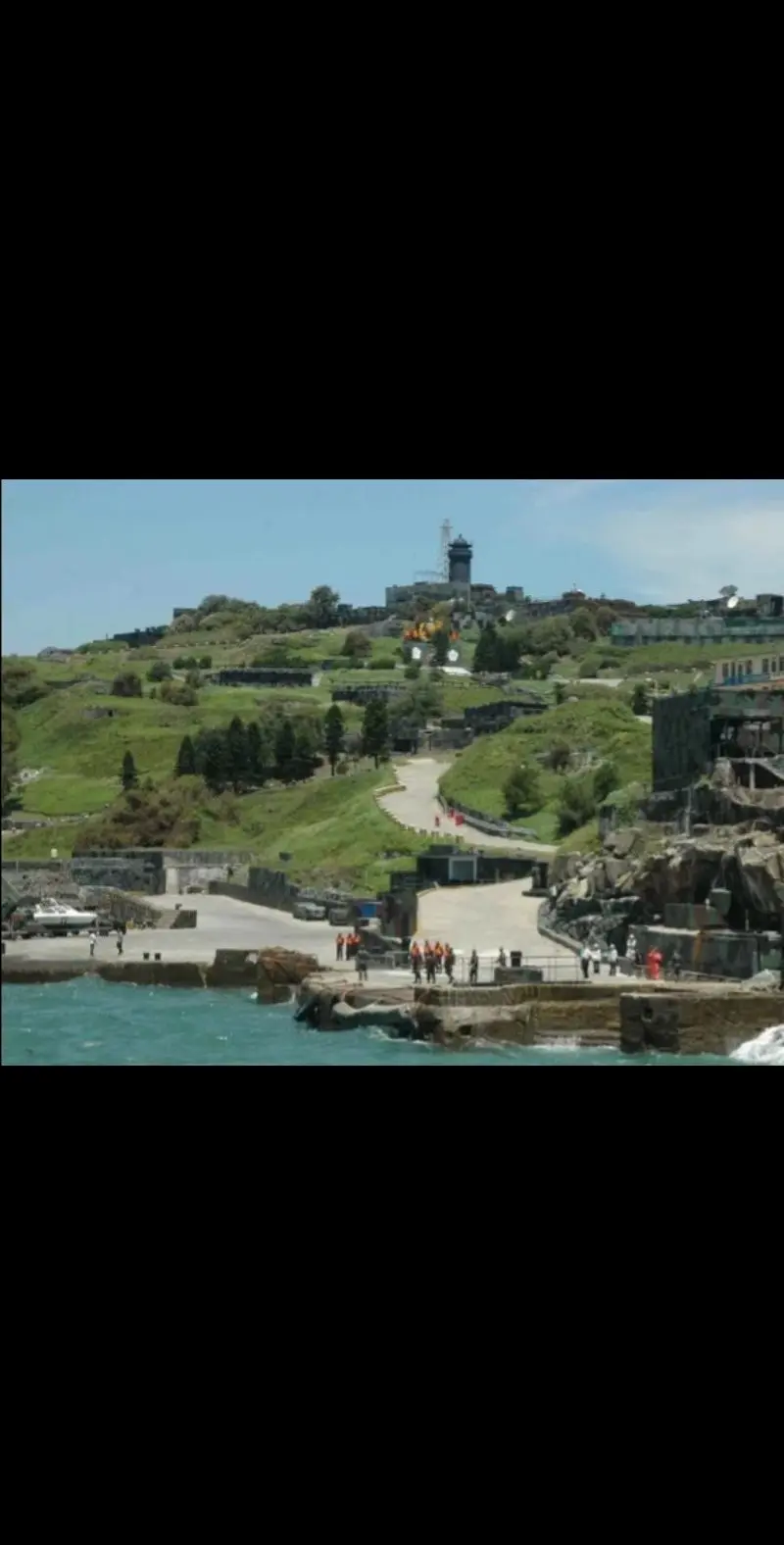 乌丘屿：中国领海基点，台与大陆对峙据点。5月23日，福建海警组织舰艇编队位乌丘屿、东引岛附近海域开展综合执法演练，检验联合巡航、快速反应及应急处置能力。乌蚯屿在哪里？
乌丘屿隶属于福建省莆田市秀屿区，是与湄洲岛相隔仅18海里的一个岛，是昔日湄洲乡的一个村。乌坵屿由大坵、小坵2座岛屿组成，总面积仅1.2平方公里，人口仅600多人，现由台海军陆战队乌坵守备大队约500人驻防。因交通极为不便，民生物资缺乏，乌坵被台湾省岛民称为“离岛中的离岛”。
乌坵虽由金门县代管，但距金门本岛却有133公里，更靠近福建省莆田市秀屿区湄洲岛，距湄洲岛只有15海里。乌坵居民祖上大部分是来自湄洲岛的渔民，至今仍说着莆田话，供奉妈祖。
乌丘屿乌丘山，不像金门、马祖那样引人关注，但这是台军与大陆对峙的一个据点。
1958年9月4日，中国政府发表关于领海的声明宣布，乌丘屿是中国领海基点之一。
2002年乌丘与福建省莆田市湄洲岛实现直航。