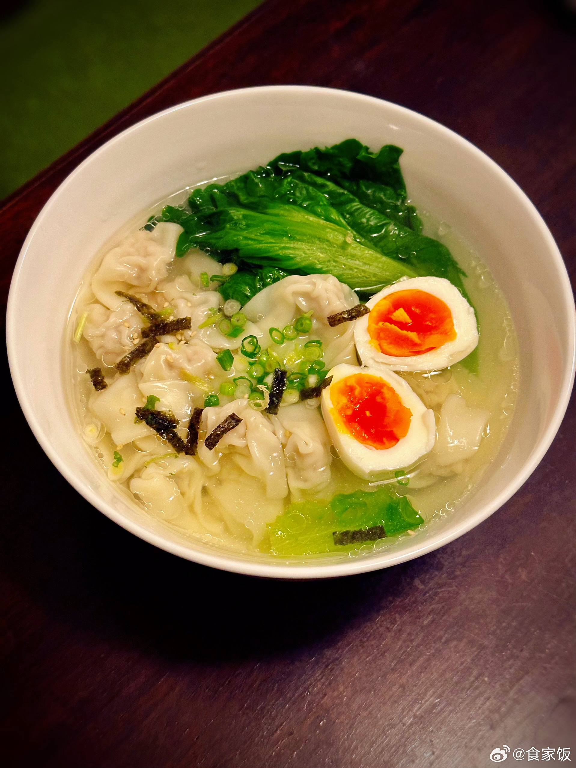 雨天里打开的三月，格外缓慢。又是那么温暖。空气里竟有苔藓的味道。特别忙碌的一天。