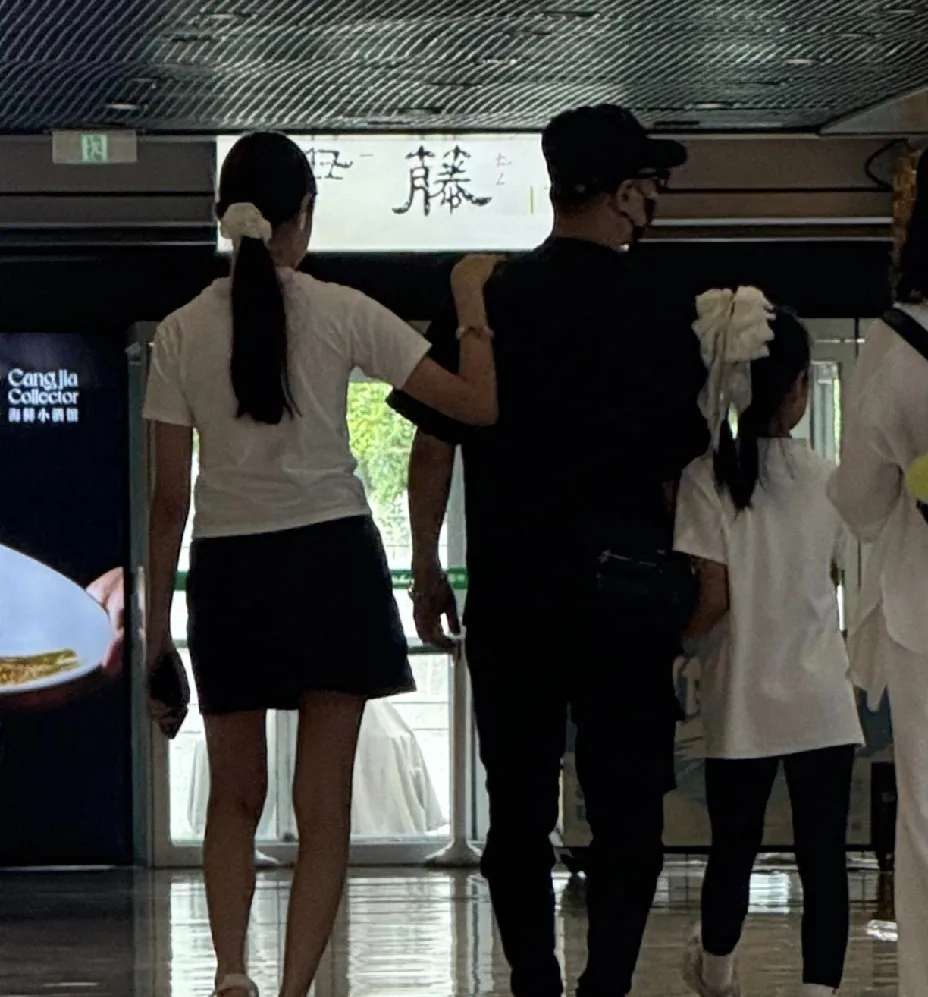 汪峰女儿惊人成长，身高惊人，网友直呼刮目相看。二女儿长腿超模身材令人瞩目，评论区