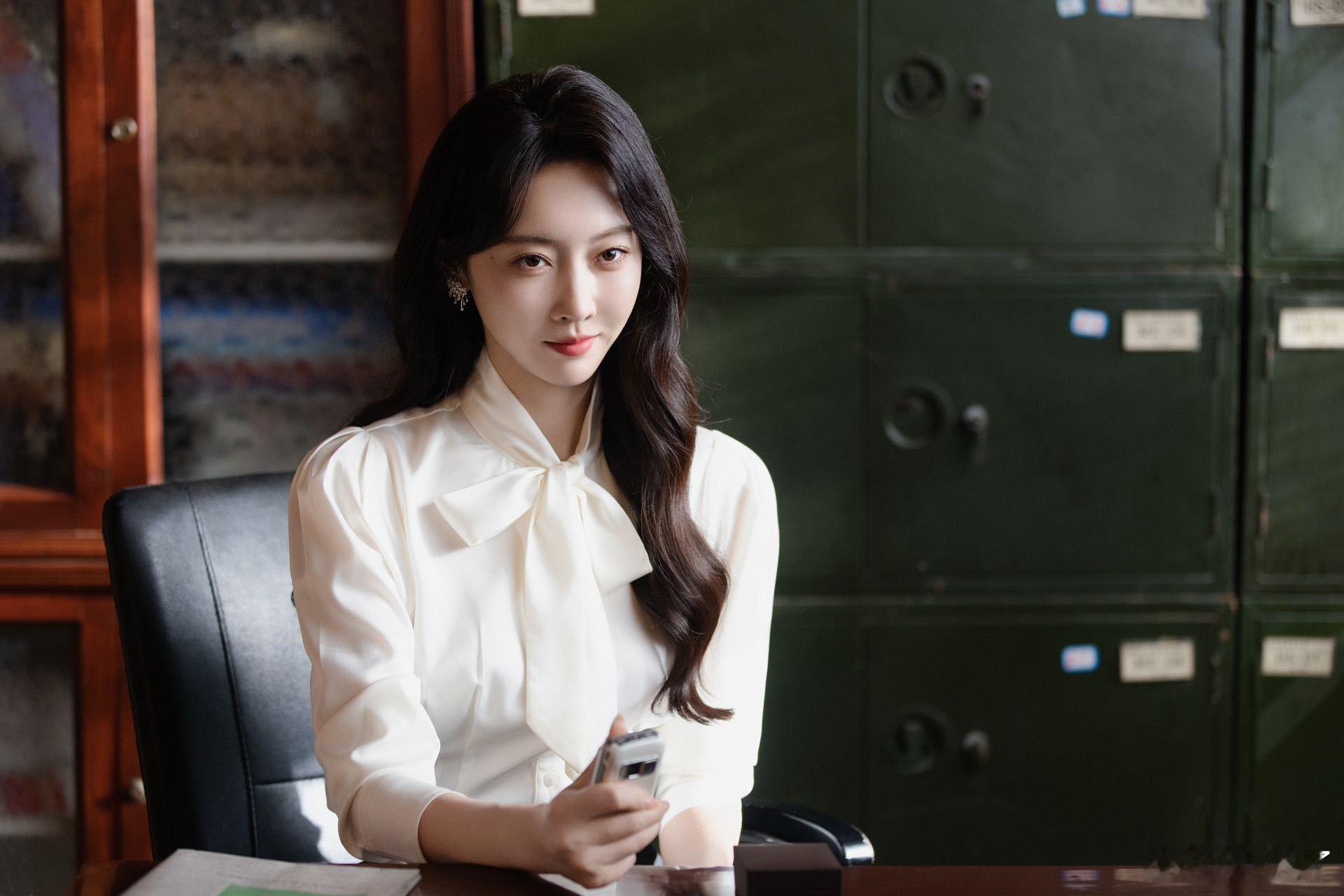 宣璐悬疑复仇女主上线宣璐新剧也是成为悬疑复仇女主了，当父亲遇害，宣璐饰演的苏然被