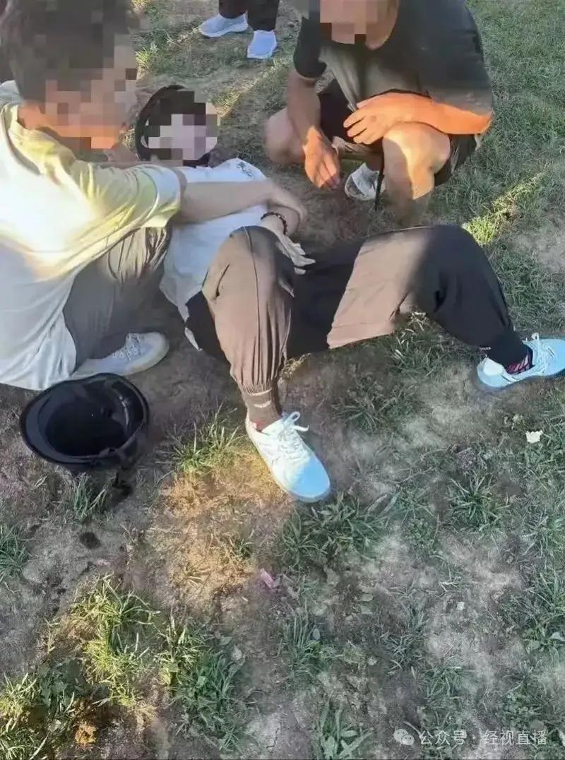 7月中旬，吉林白山，一男子去马场骑马，他走到马屁 股后准备上马时，马突然扬起后蹄