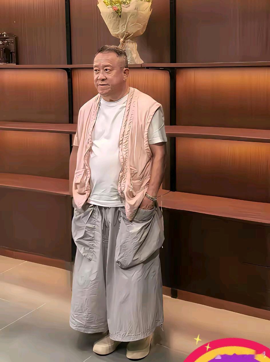 看到一把年纪的，香港演员曾志伟这身打扮，我觉得太时尚潮流了。这样的穿搭也就只有香
