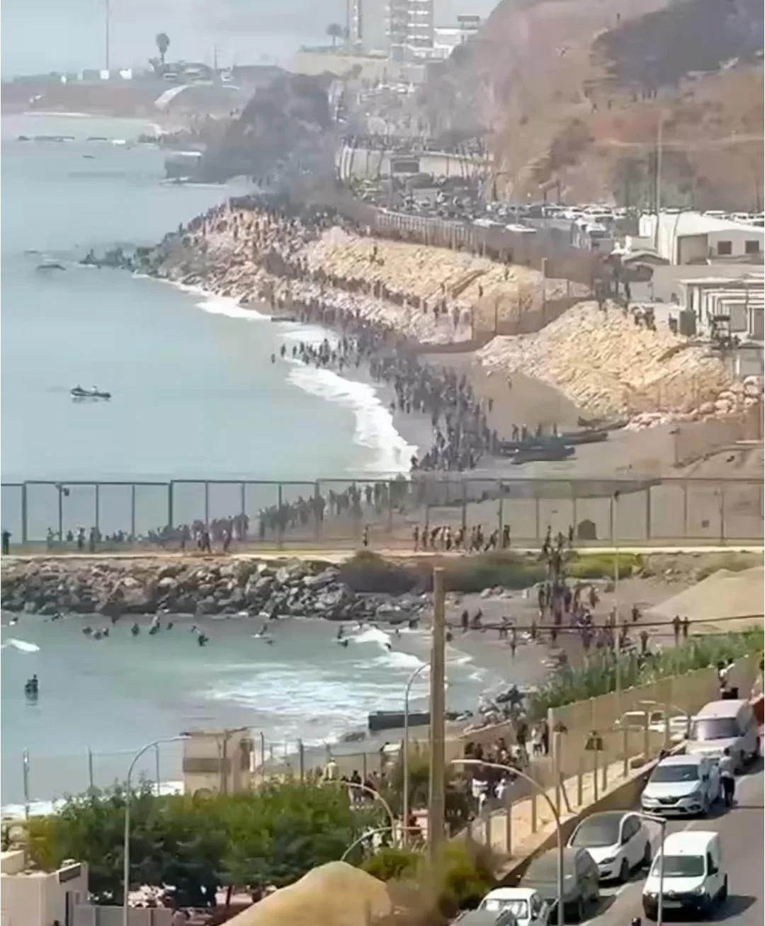 数千名非法移民从摩洛哥越境进入西班牙的休达飞地。