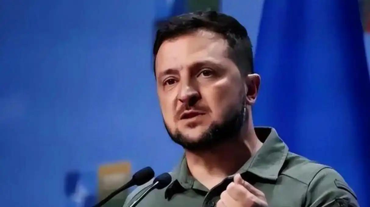 泽连斯基确实没跑没跪没投降，但事实上，他对乌克兰造成的伤害，远大于任何人。如果2