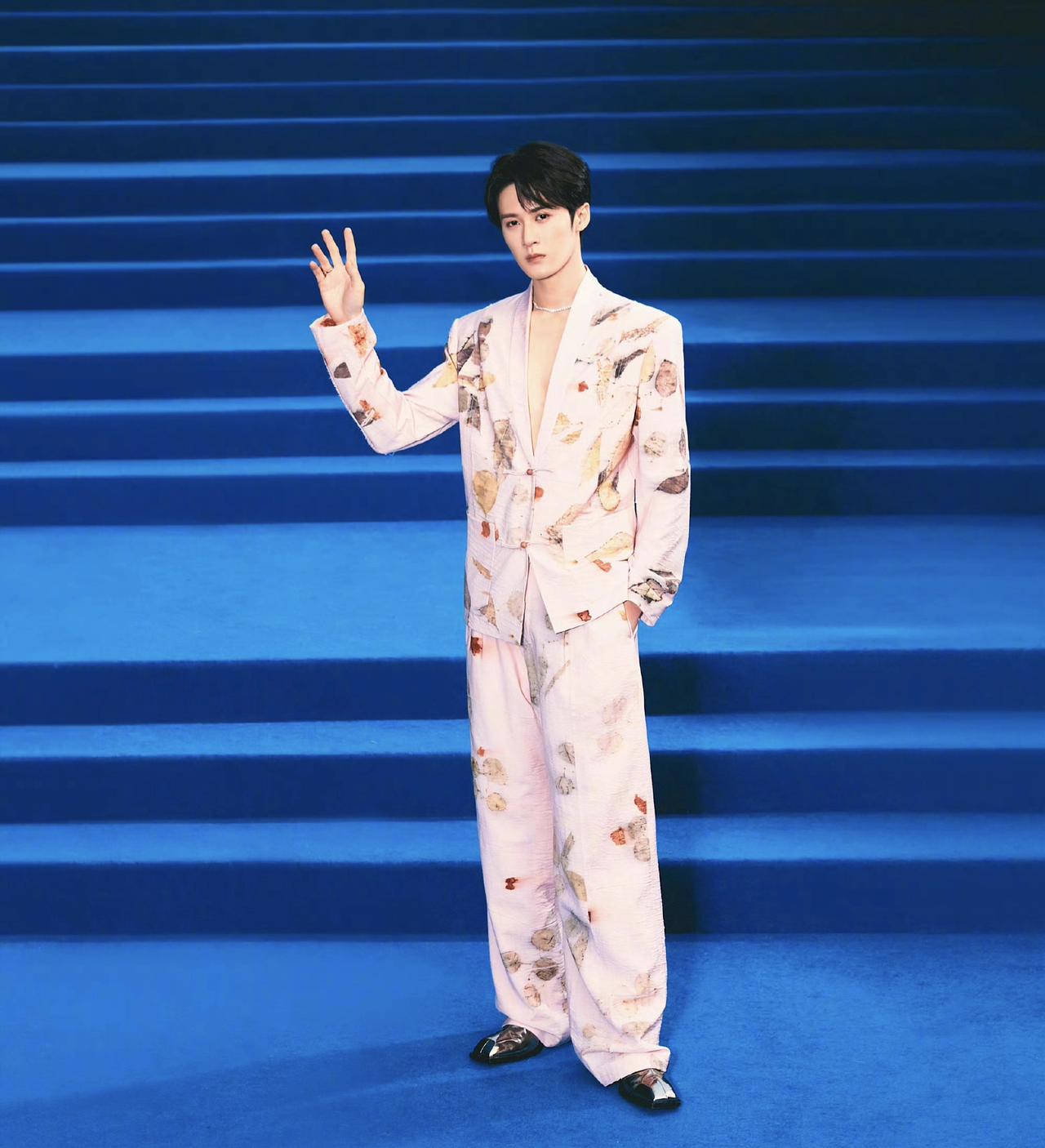 檀健次的身高水分比黄晓明还要多？
檀健次的对外官方身高是1.74米，
但是他和其