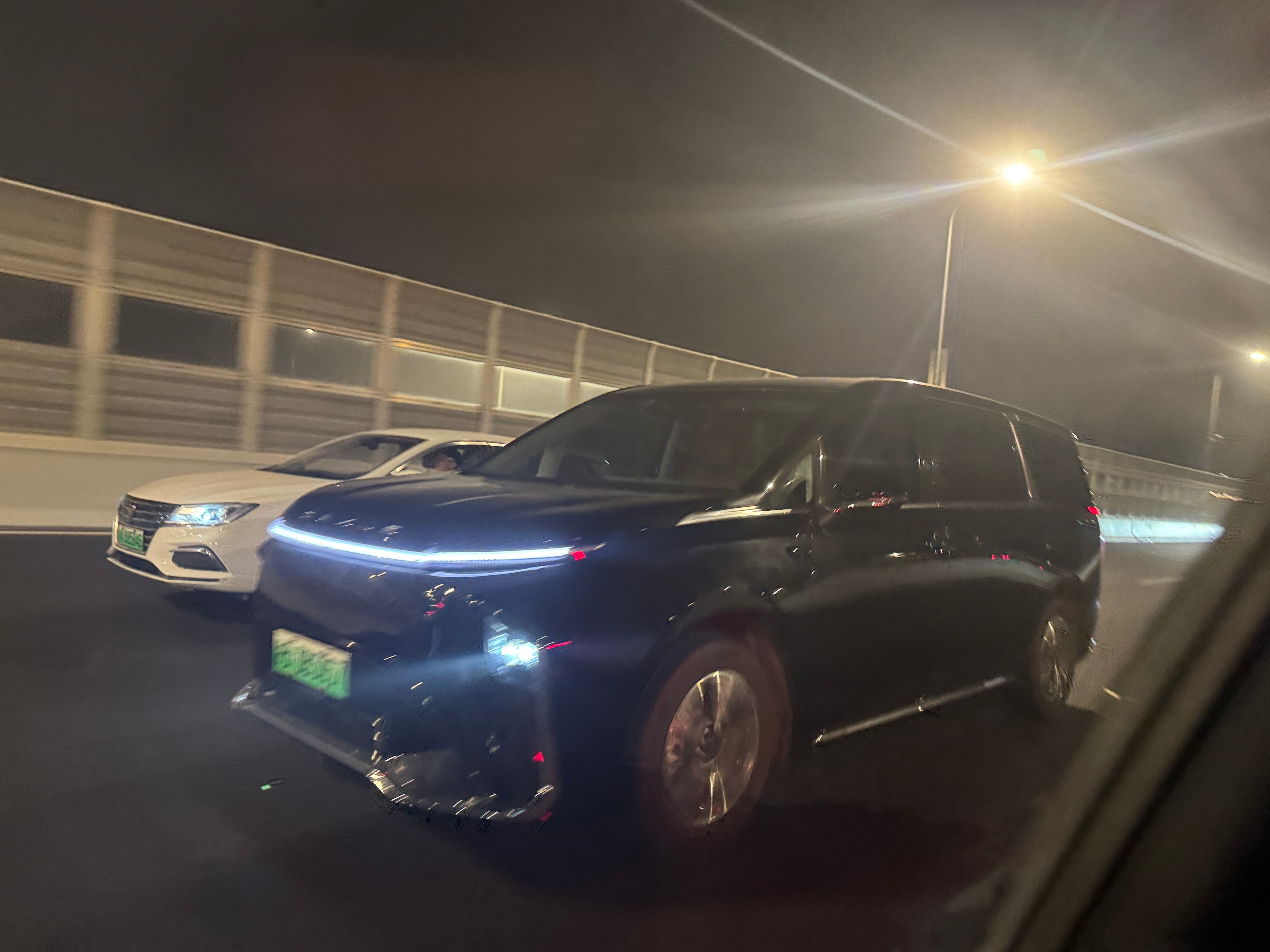 打了一个合众A60难怪垮了底盘完全瞎搞的嘛高架上经过一点颠簸 左右拉扯的不停 