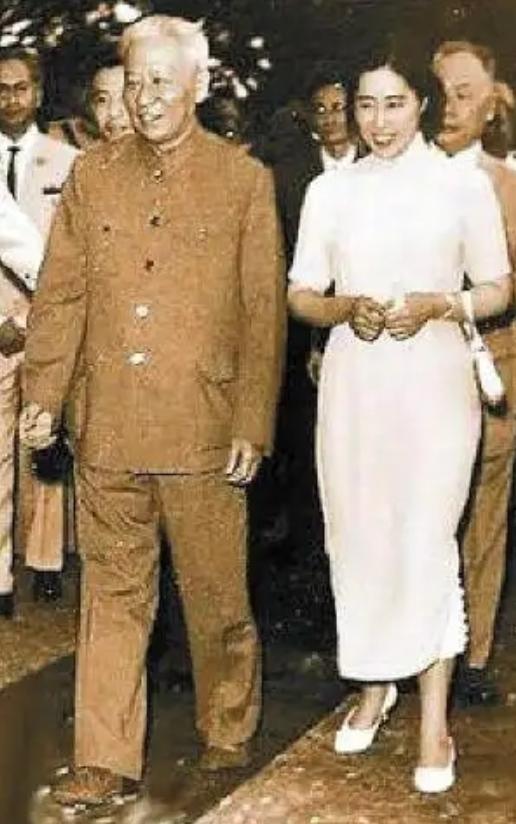 1948年，刘少奇在西柏坡迎娶了他的第六任妻子王光美。这是刘少奇一生中最后一段婚