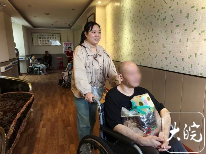 【#蚌埠一女子悉心守护患病哥哥#：亲情不会因为任何事情改变】9月17日下午，蚌埠