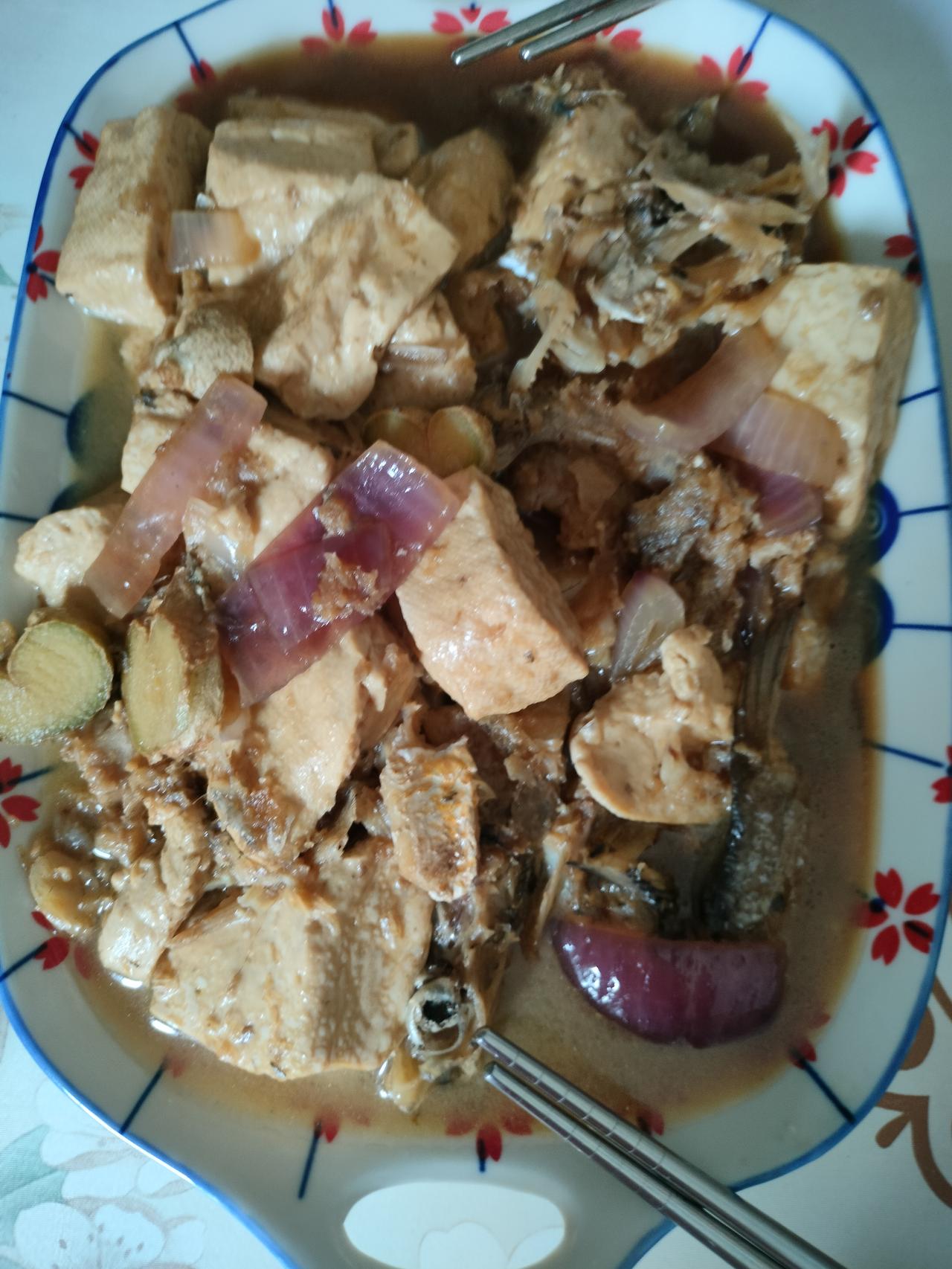 我发现老公做鱼变了。
今天做的鲈鱼炖豆腐，豆腐在上边，鱼在下边，感觉怪怪的。
应