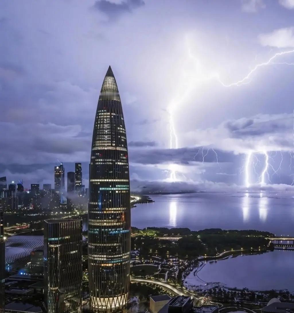  520刚过，深圳这闪电暴雨是在严查全城发誓人，负心人一个都别跑😂上热搜