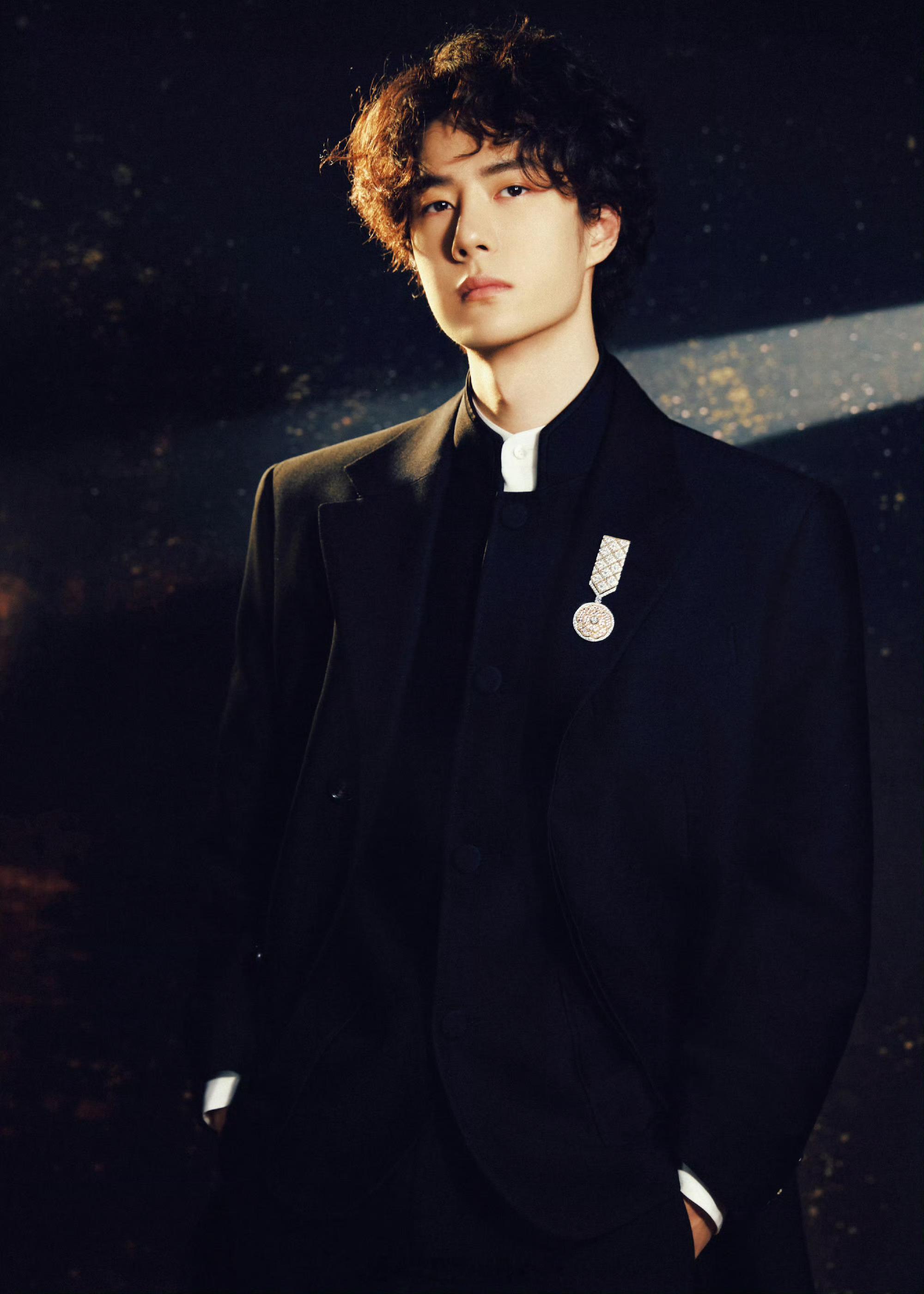 王一博微博之夜 高清怼脸照来了，长卷发的神