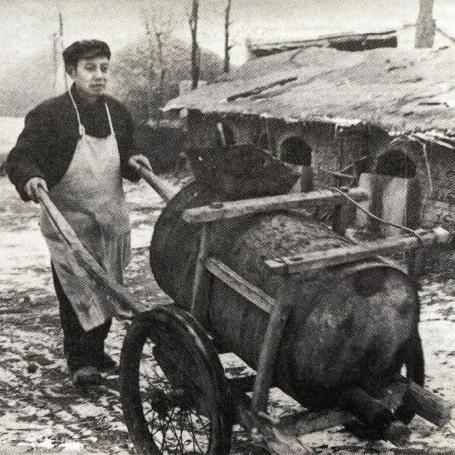 邓力群参加劳动，一张罕见的留影，这张照片拍摄于1969年，地点是河北滹沱河畔的五